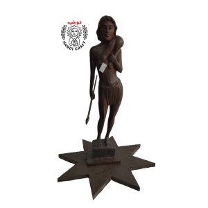 مجسمه چوبی مرد شکارچی