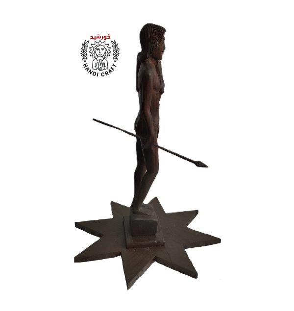 مجسمه چوبی مرد شکارچی